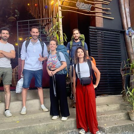 אלה A Lounge Hostel And Cafe מראה חיצוני תמונה