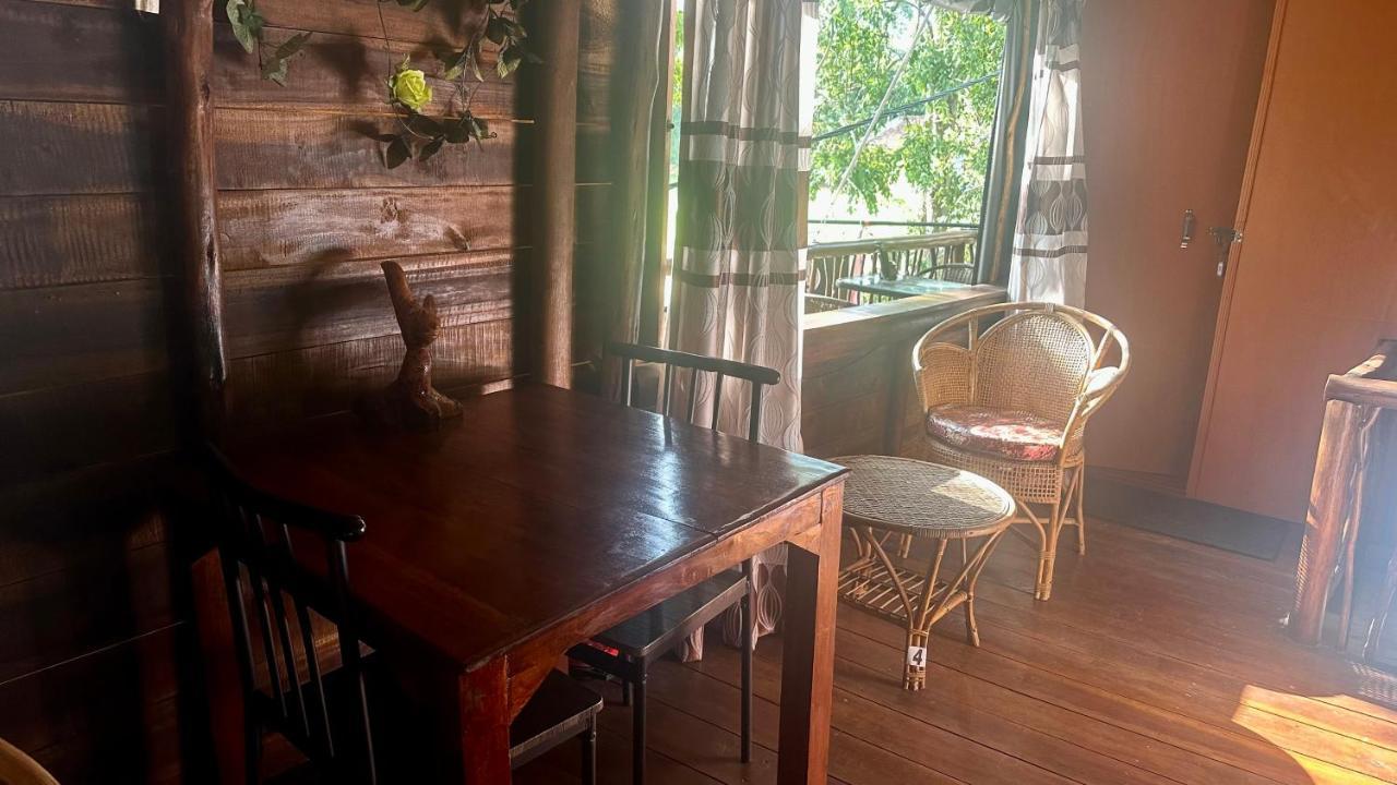 אלה A Lounge Hostel And Cafe מראה חיצוני תמונה