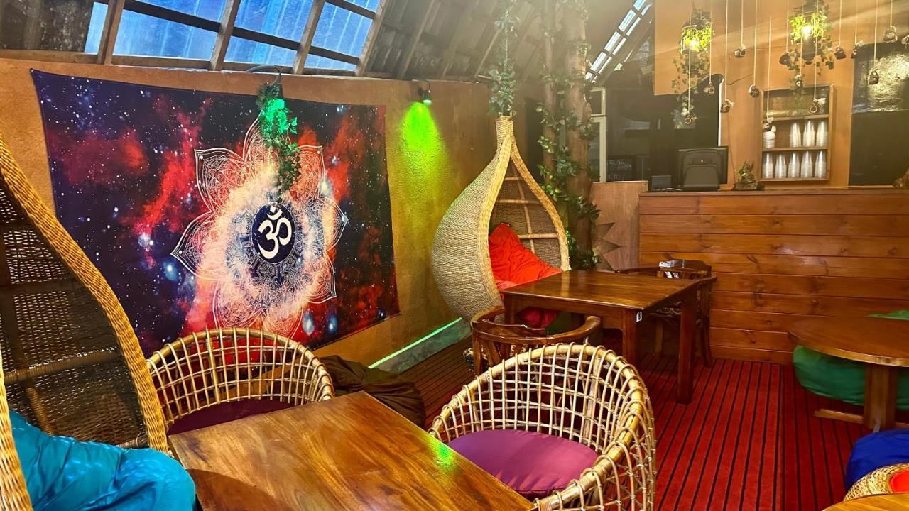 אלה A Lounge Hostel And Cafe מראה חיצוני תמונה