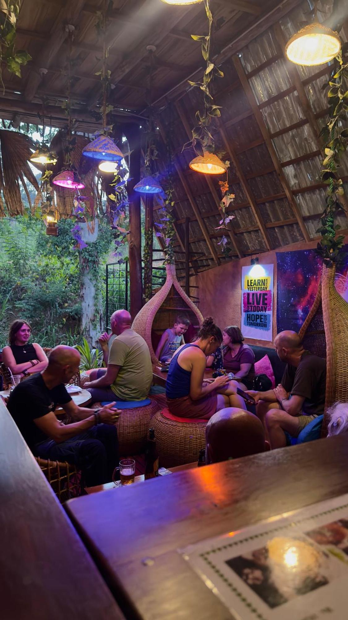 אלה A Lounge Hostel And Cafe מראה חיצוני תמונה