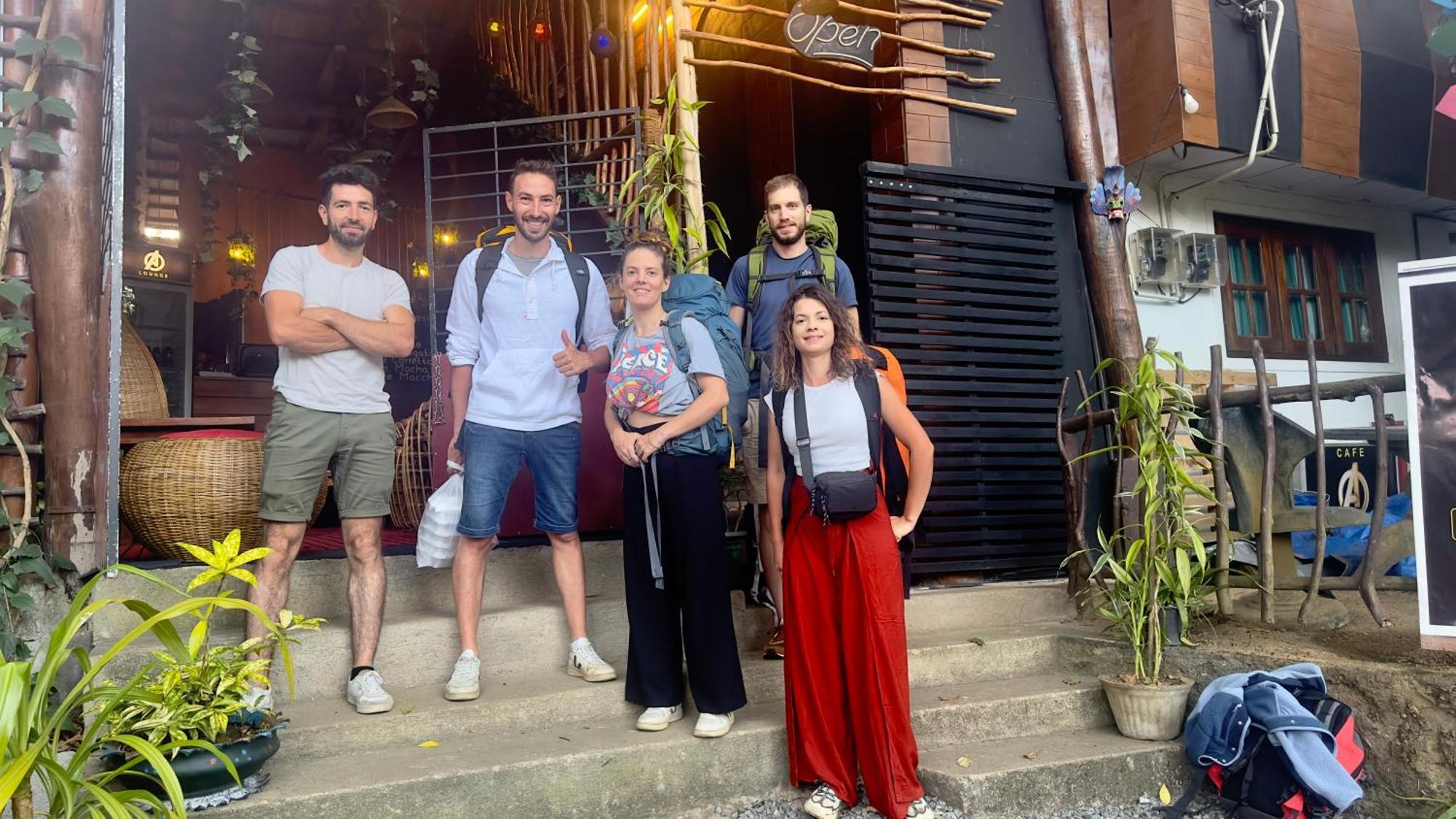 אלה A Lounge Hostel And Cafe מראה חיצוני תמונה