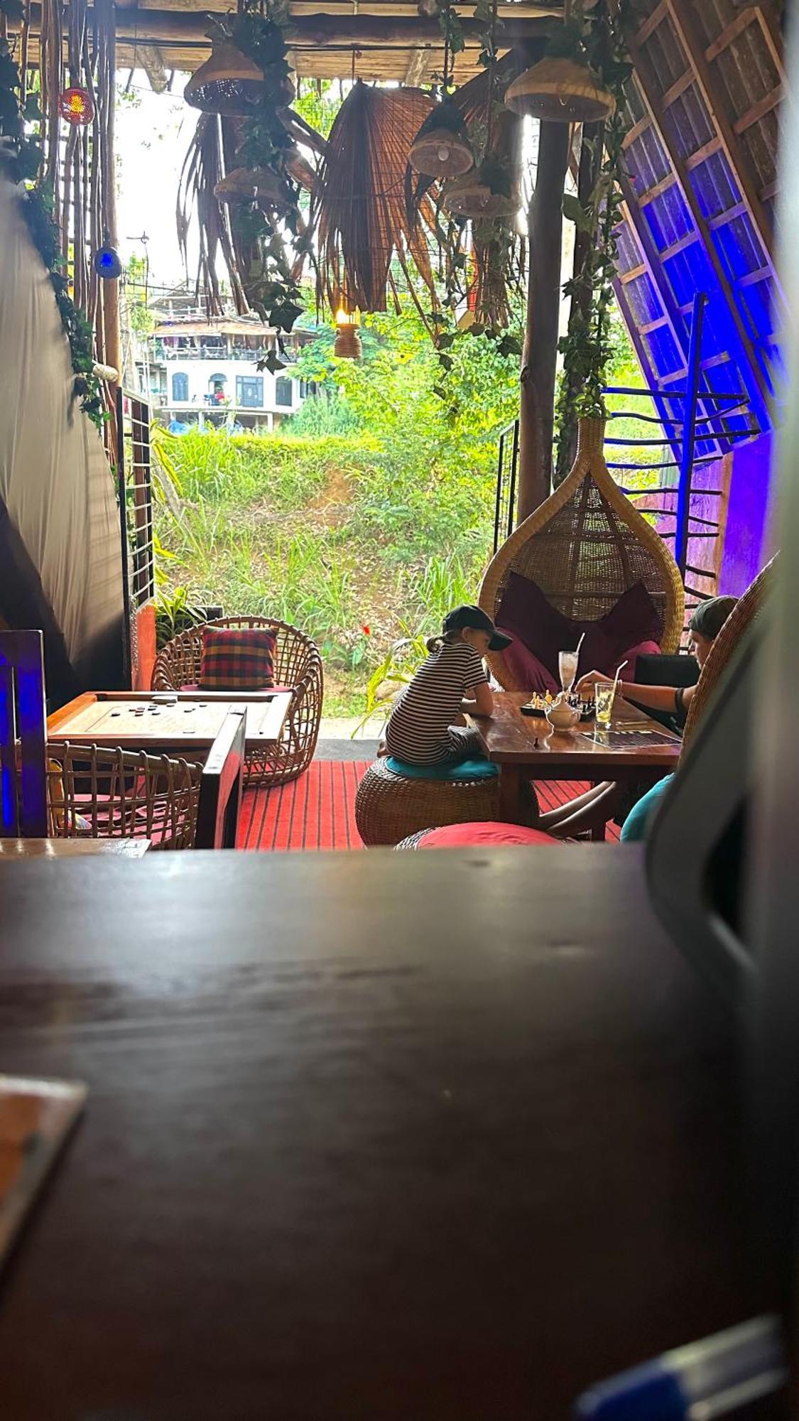 אלה A Lounge Hostel And Cafe מראה חיצוני תמונה