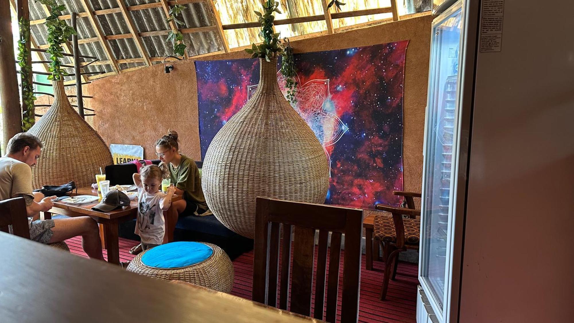 אלה A Lounge Hostel And Cafe מראה חיצוני תמונה