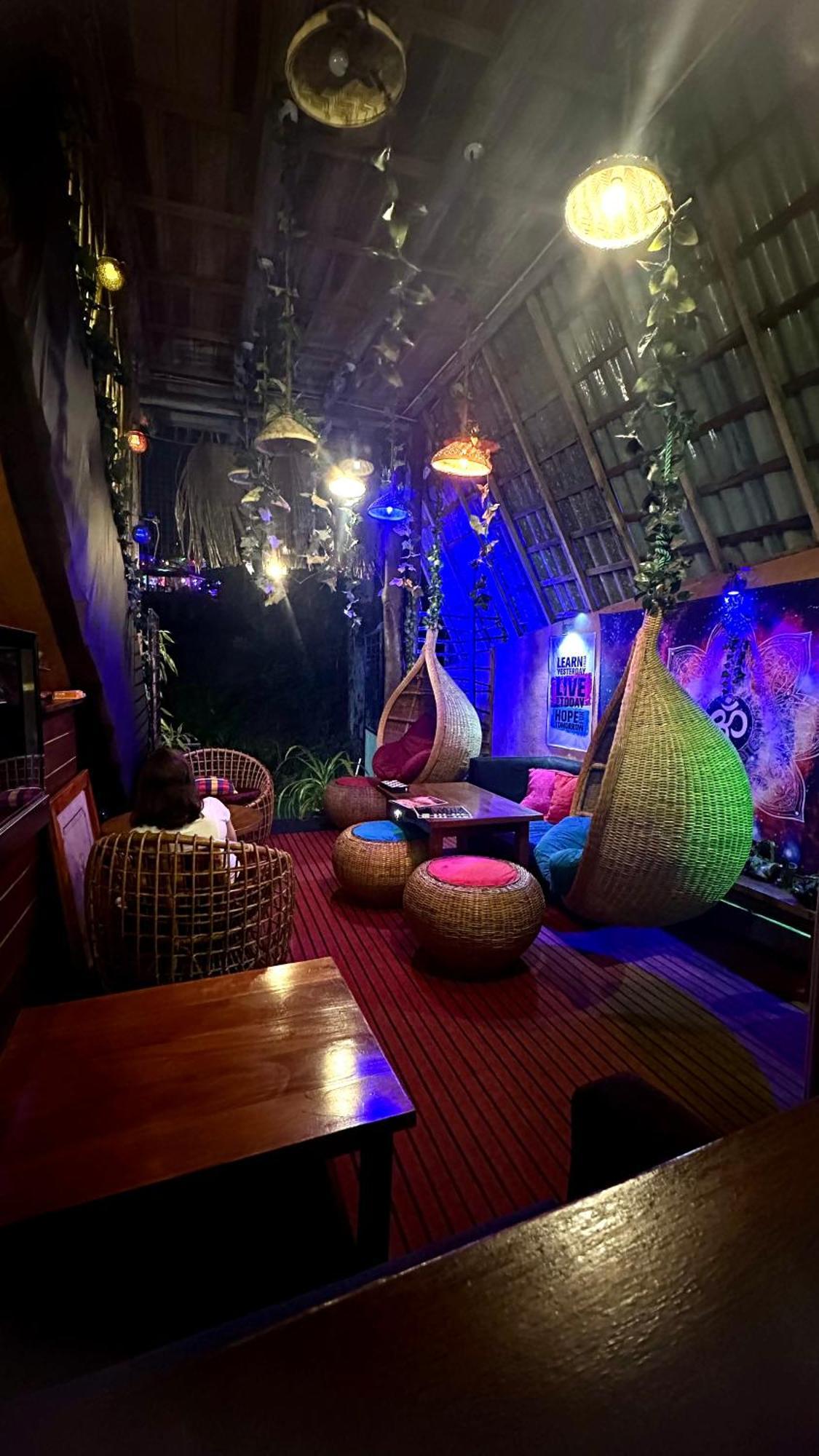 אלה A Lounge Hostel And Cafe מראה חיצוני תמונה