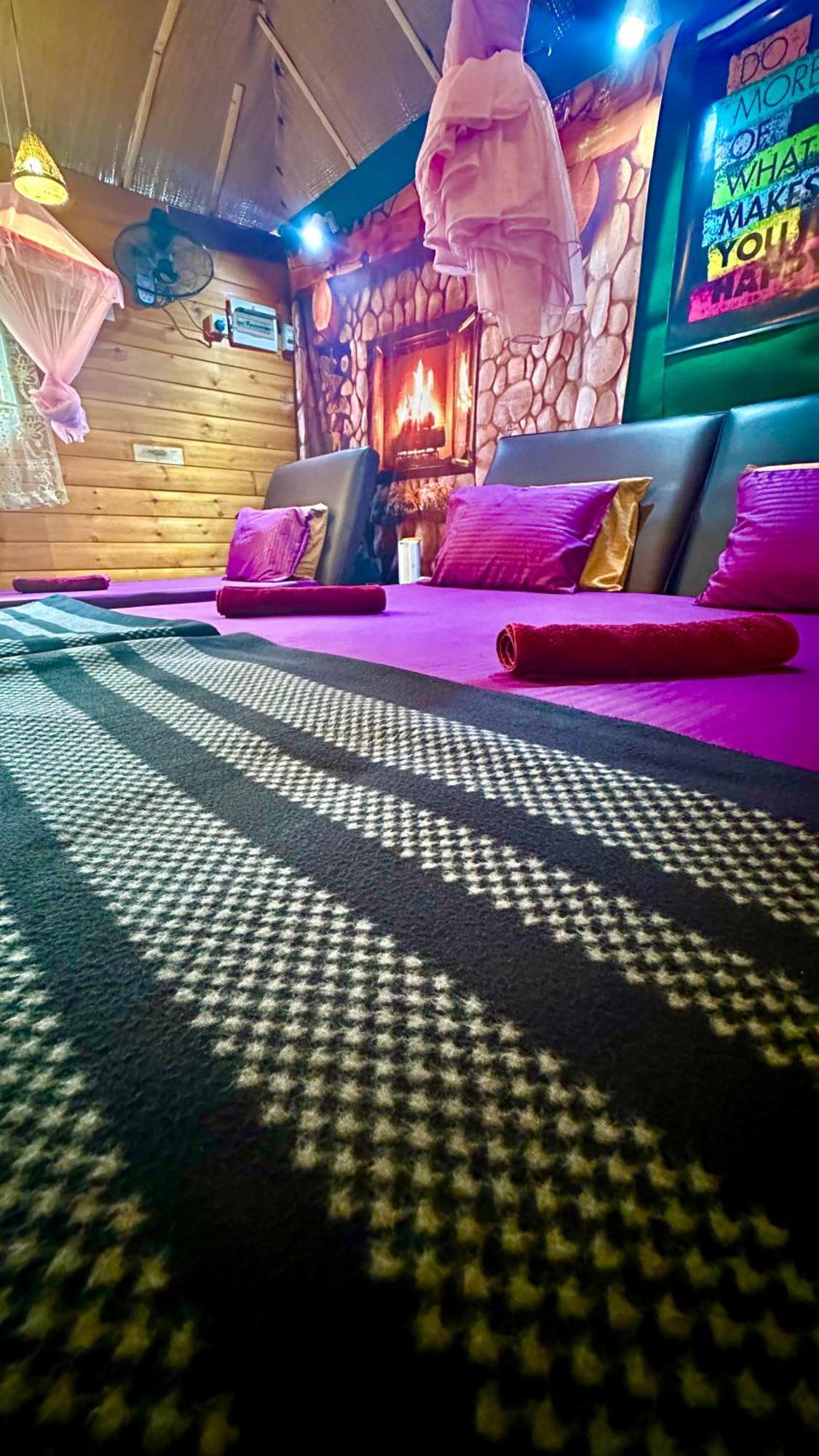 אלה A Lounge Hostel And Cafe מראה חיצוני תמונה