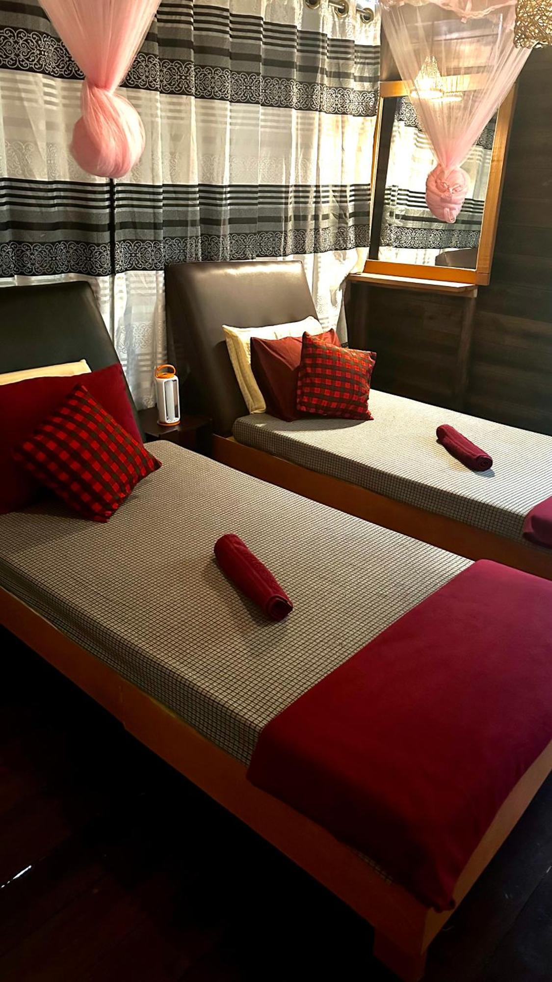 אלה A Lounge Hostel And Cafe מראה חיצוני תמונה