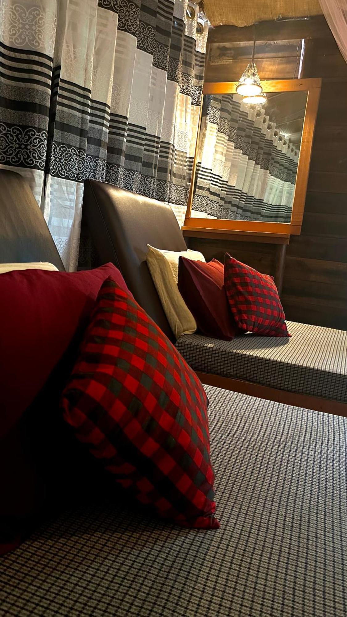 אלה A Lounge Hostel And Cafe מראה חיצוני תמונה